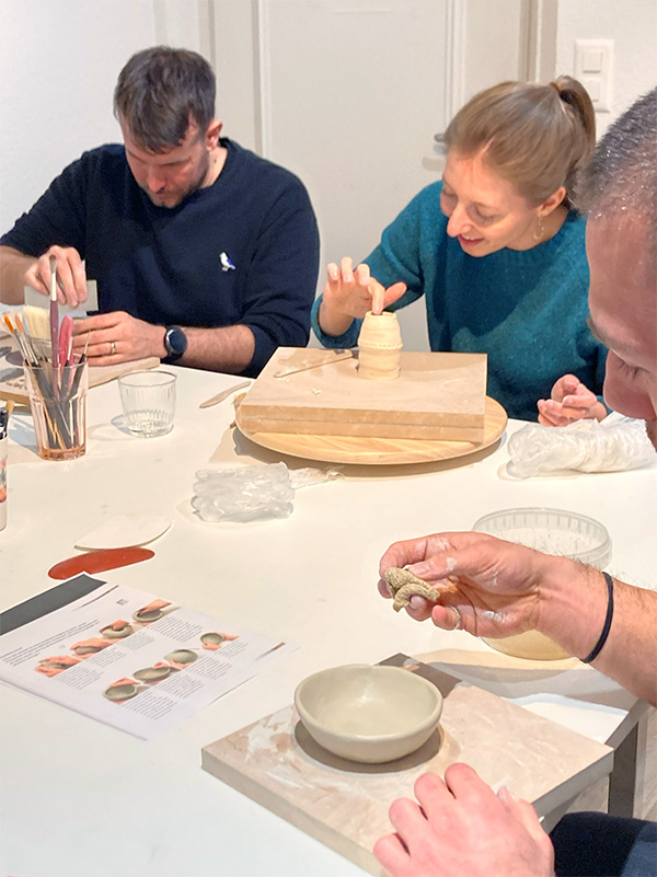 Gruppenkurse biete ich im Handaufbau, Keramik bemalen und Töpfern