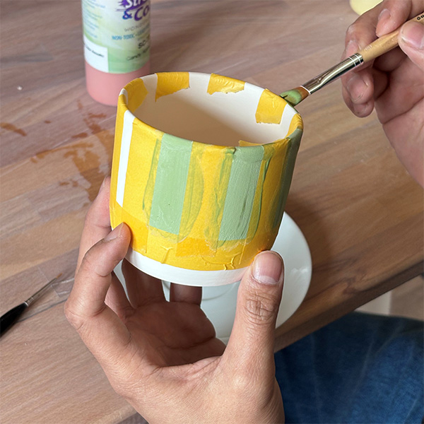 Keramik bemalen geht bei Kimkeramik ganz einfach. Wähle aus vielen vorgefertigten Stücken aus und bemale nach Wunsch